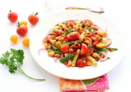 Рецепт томатного салата со стручковой фасолью