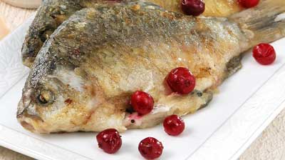 Рецепт - Блюда из рыбы и морепродуктов : Рыба жареная с клюквенной подливко ...